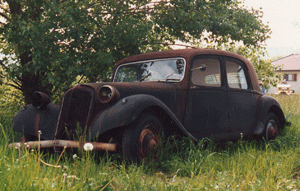 Citroen Una Traction Avant abandonada en el campo de Francia