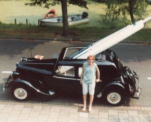 Mi hermana Caroline frente nuestra casa en Reeuwijk